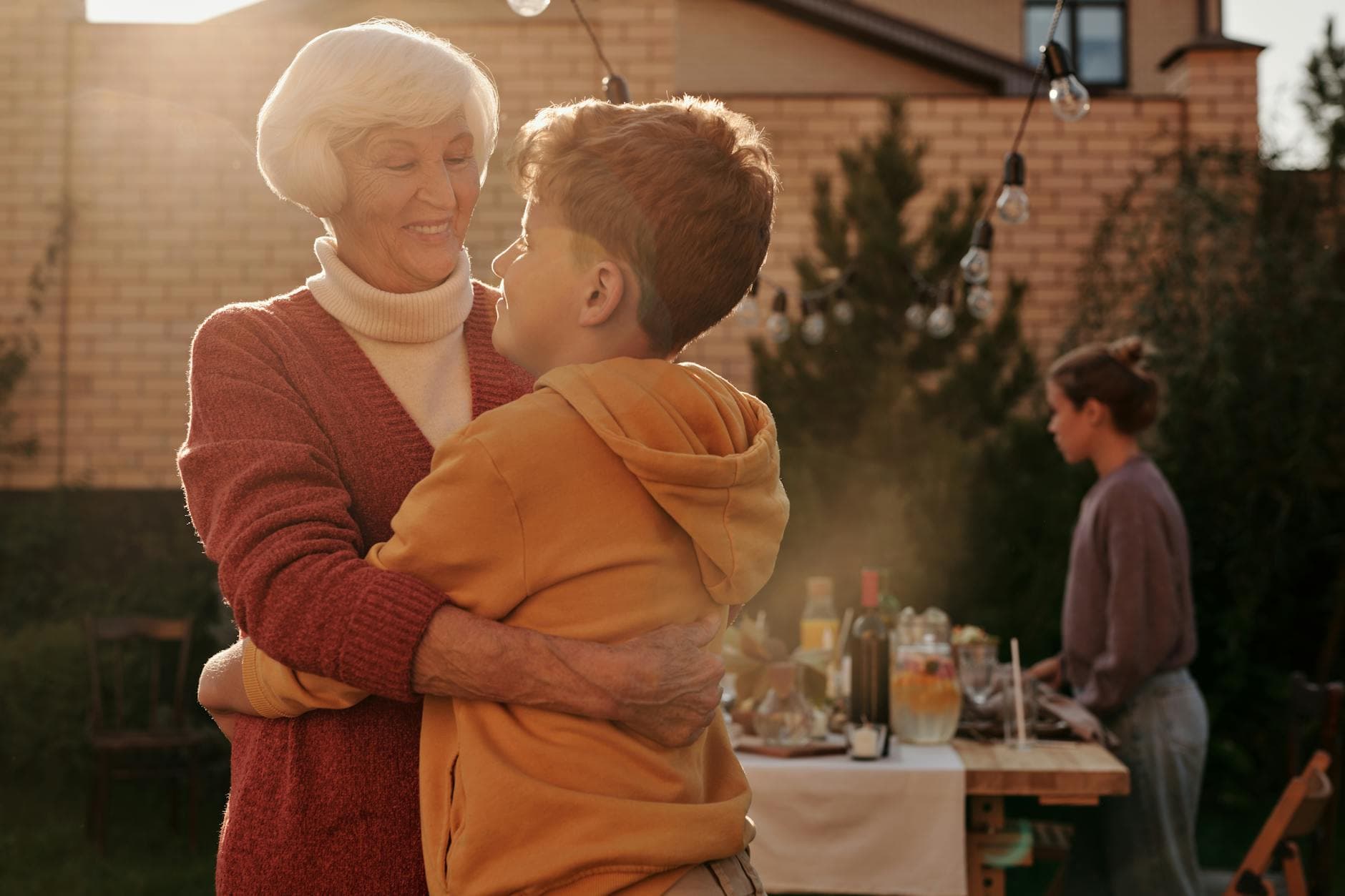 Mamie de 66 ans épanouie lors d'un moment en famille