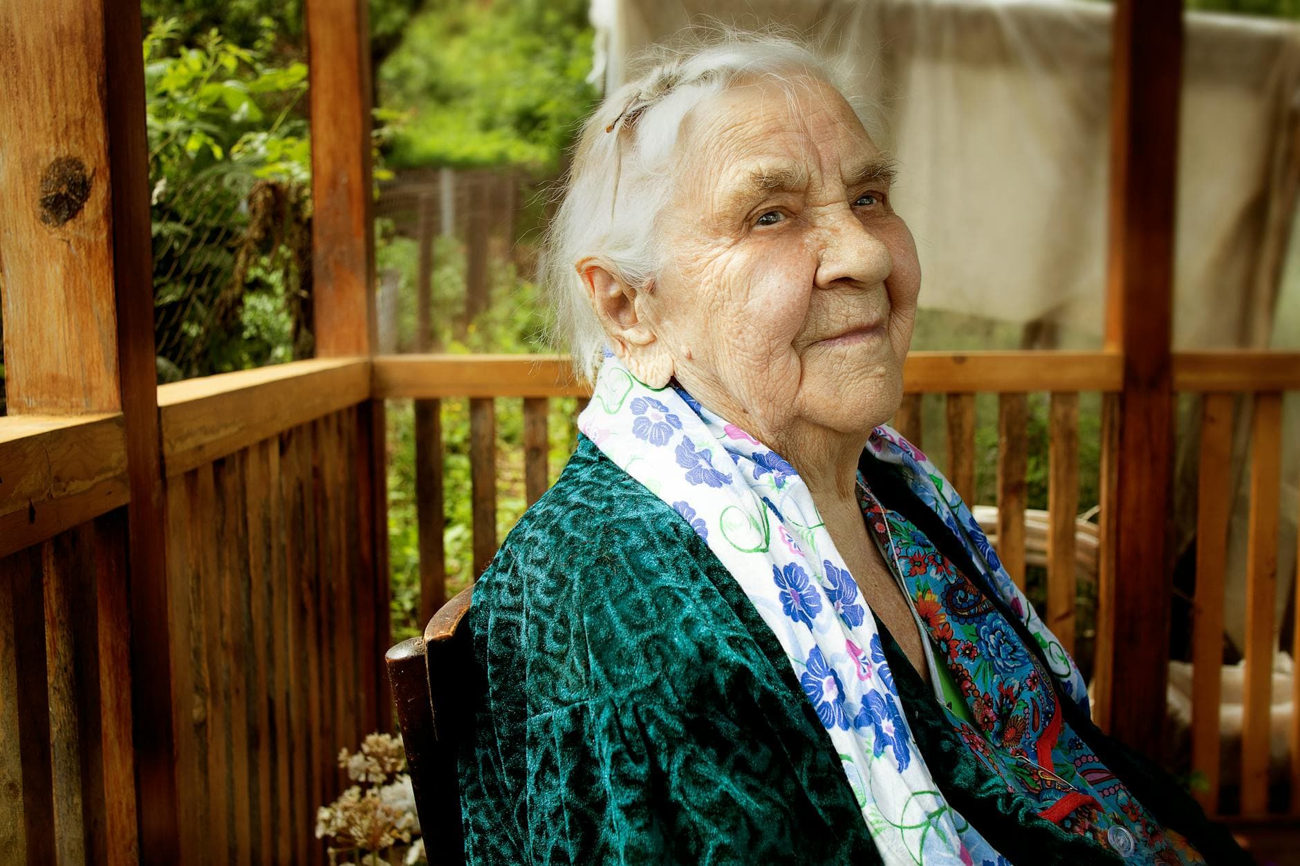 Grand-mère de 67 ans rayonnante sous une lumière douce