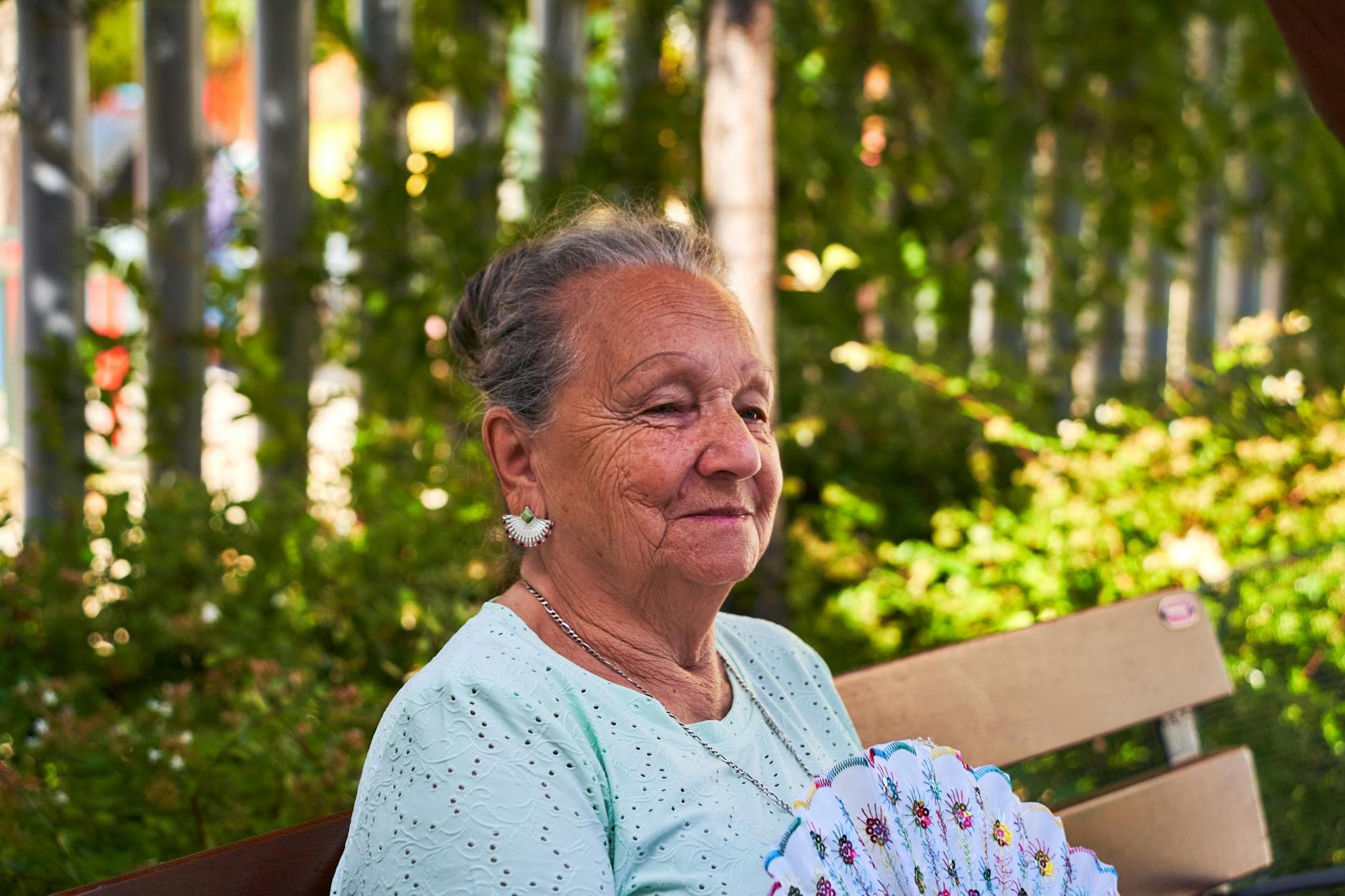 Grand-mère de 68 ans souriante et chaleureuse