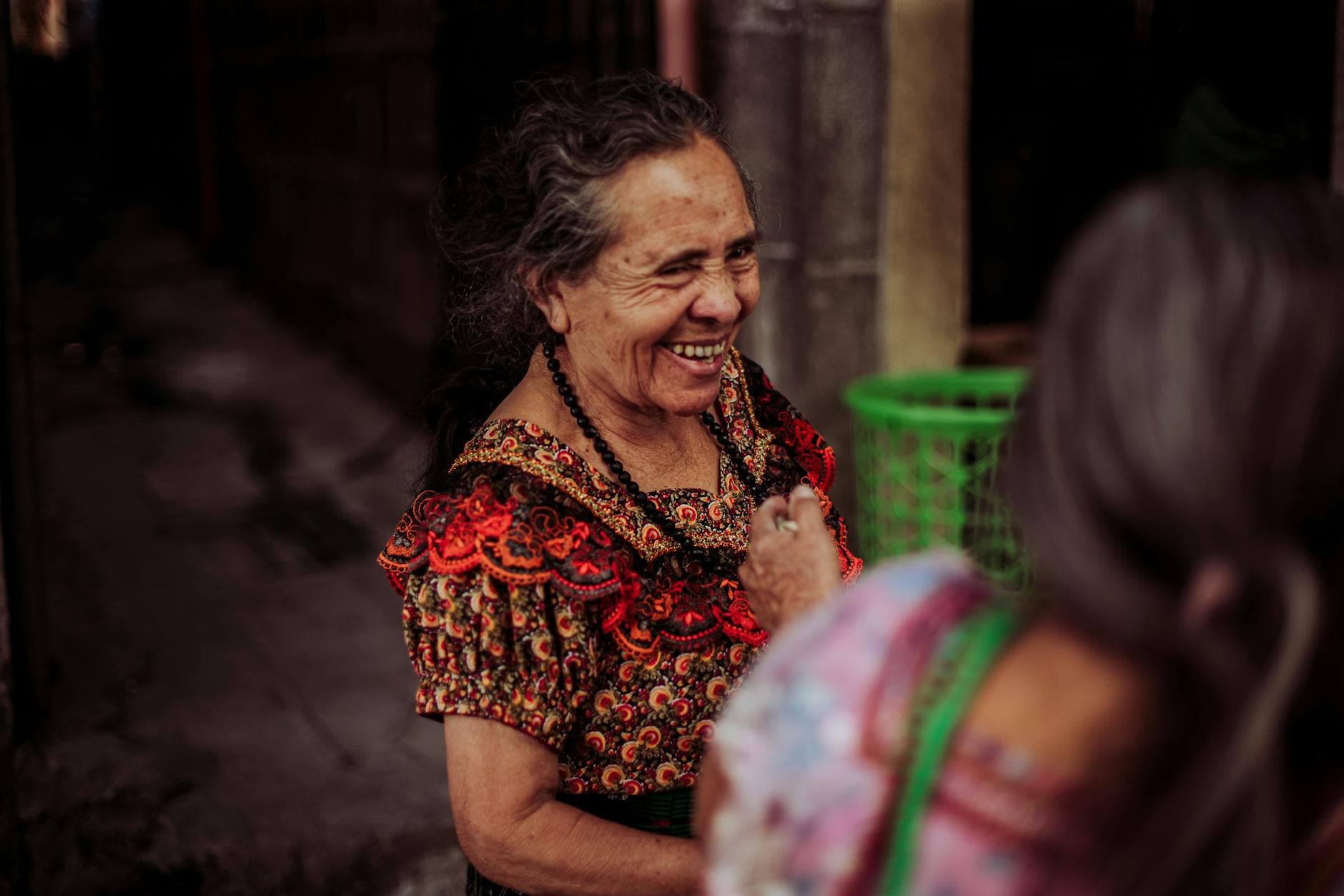 Portrait lumineux d'une grand-mère de 69 ans qui rit