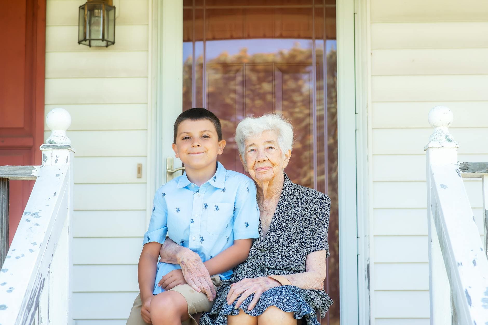 Grand-mère de 70 ans joyeuse en extérieur