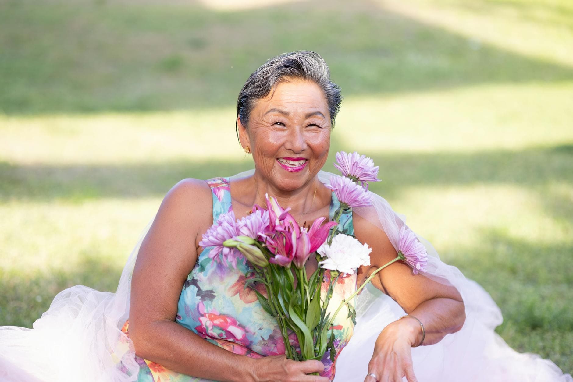 Grand-mère de 71 ans souriante et chaleureuse