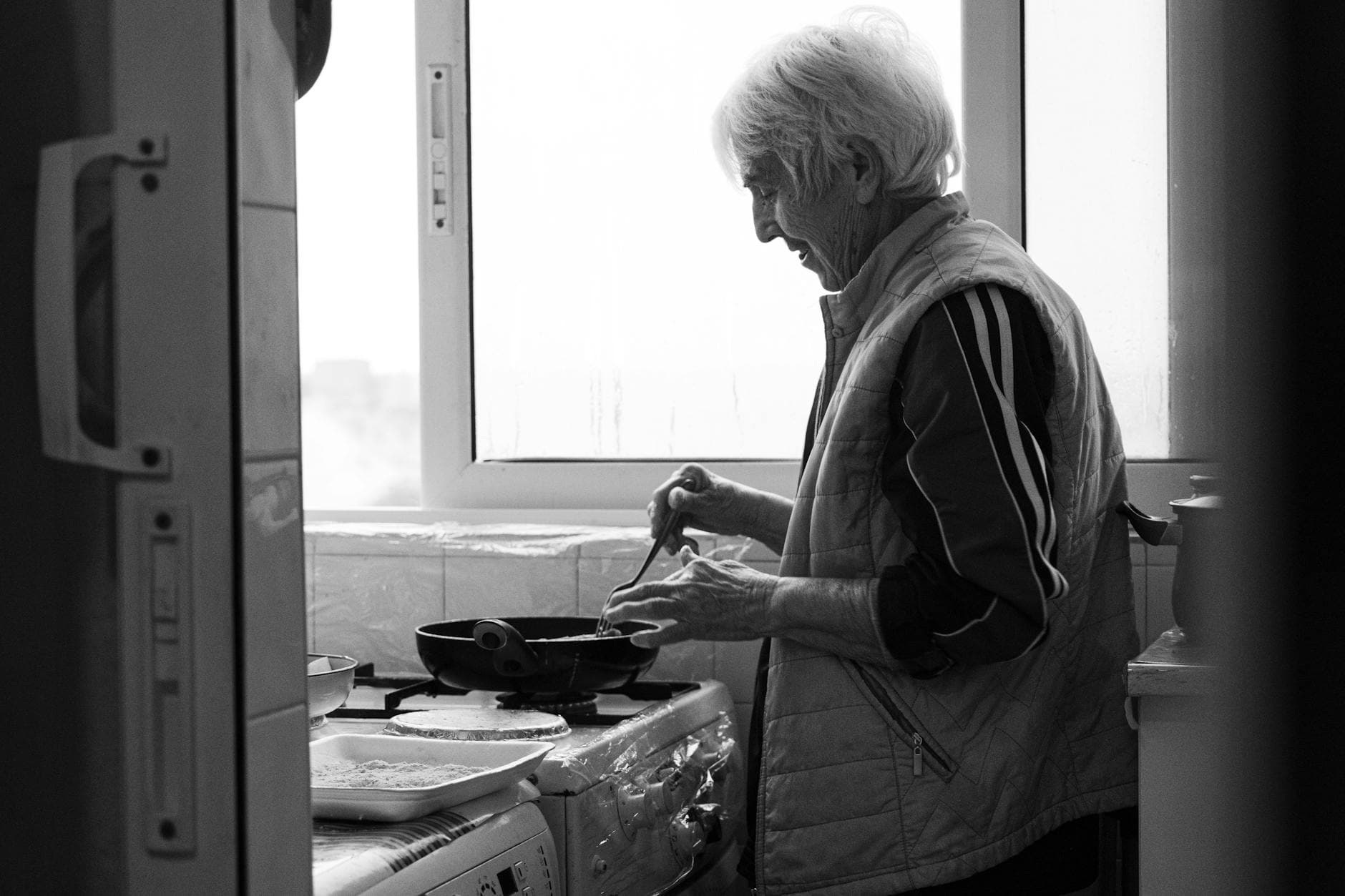 Portrait lumineux d'une grand-mère de 74 ans qui rit