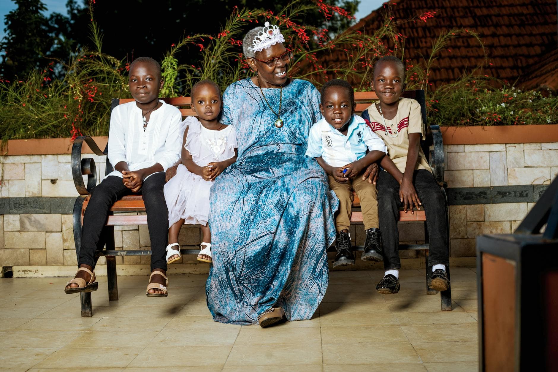 Grand-mère de 76 ans rayonnante sous une lumière douce