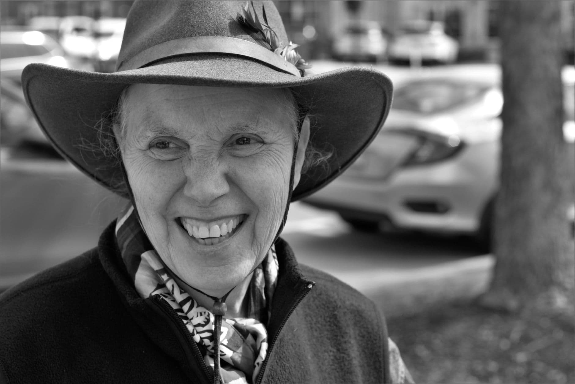 Grand-mère de 77 ans souriante et chaleureuse