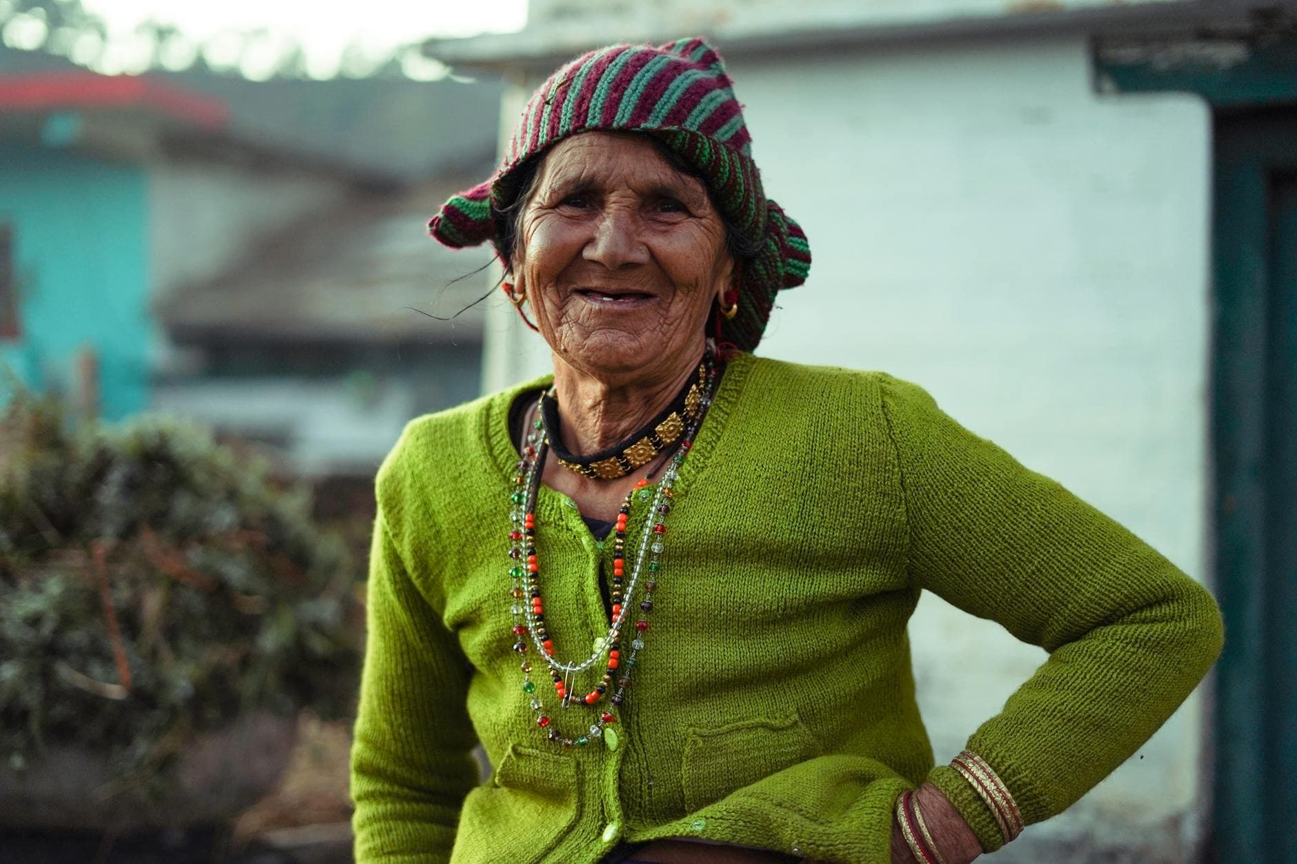 Portrait lumineux d'une grand-mère de 78 ans qui rit