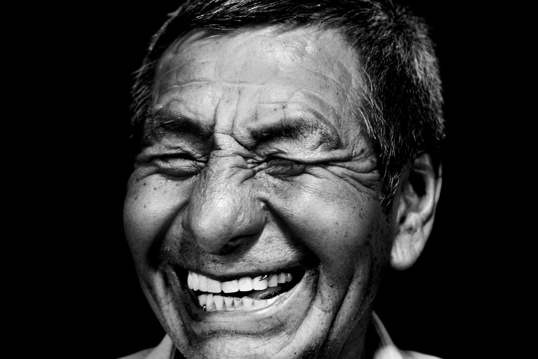 Mamie de 79 ans au sourire tendre, scène de vie