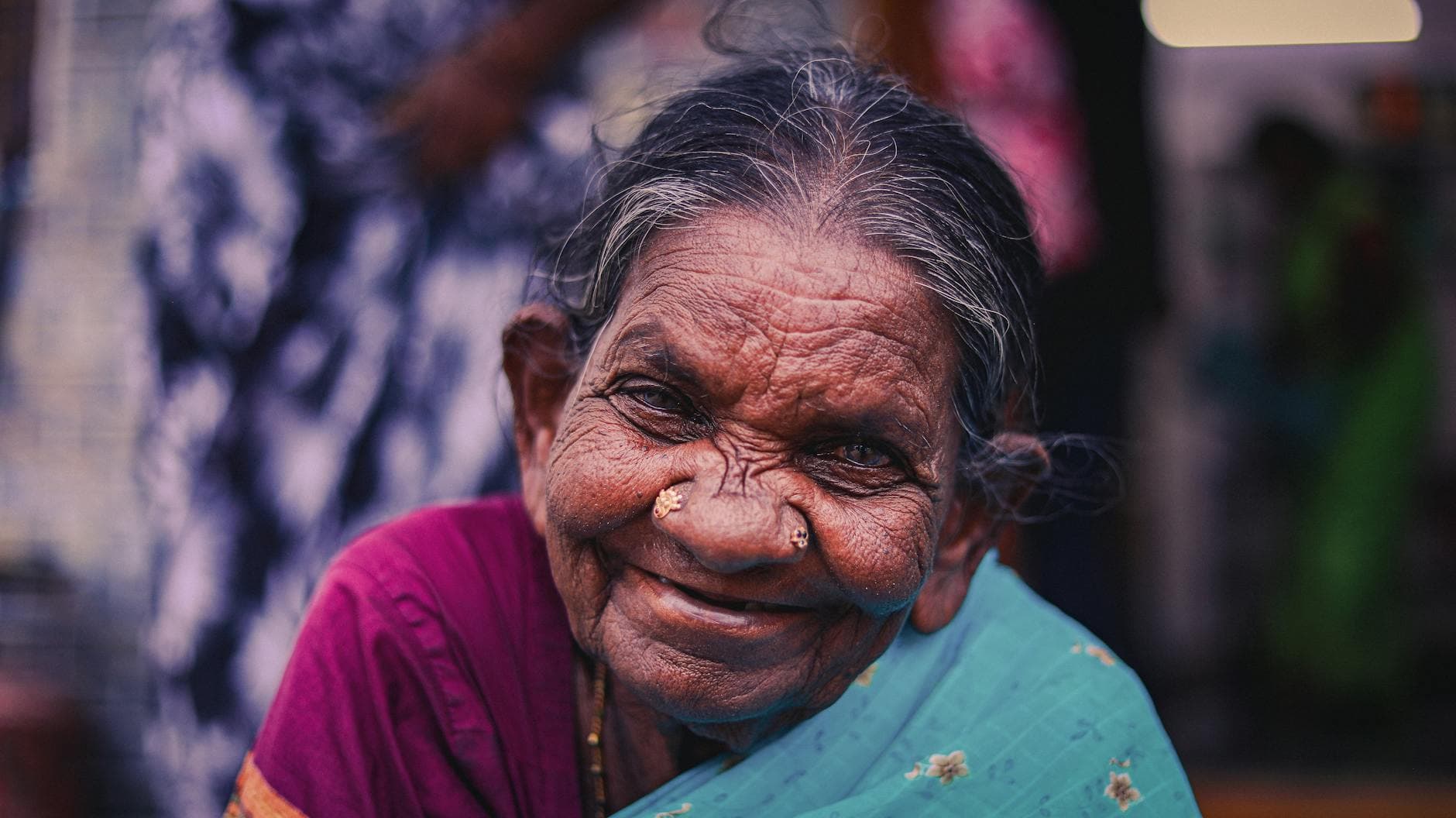 Mamie de 80 ans épanouie lors d'un moment en famille