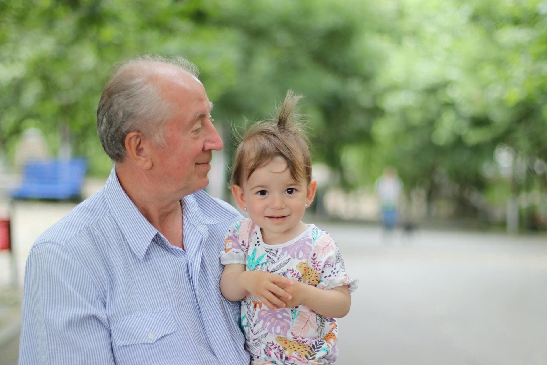 Portrait lumineux d'un grand-père de 62 ans qui rit