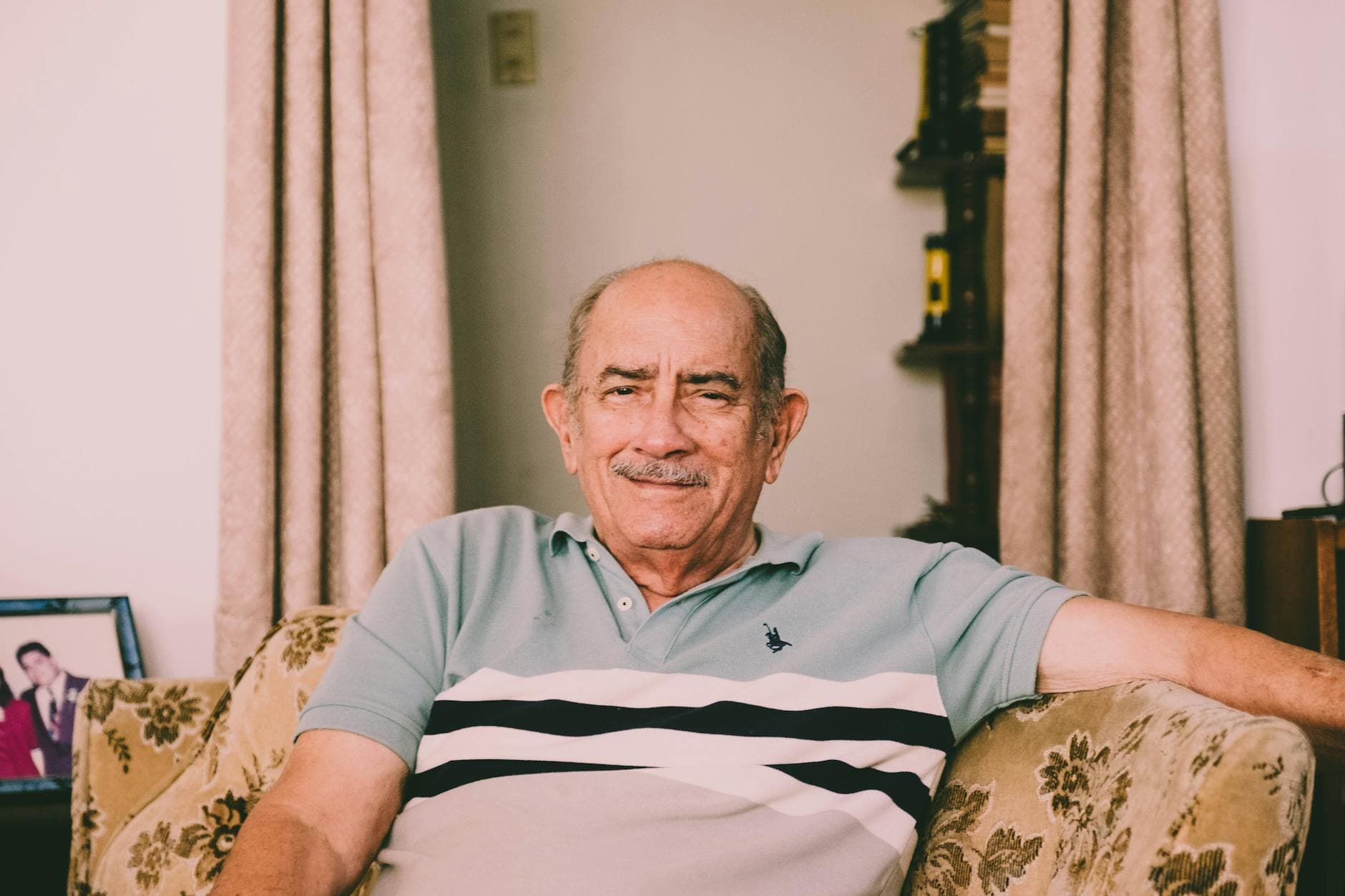 Grand-père de 64 ans rayonnant sous une lumière douce