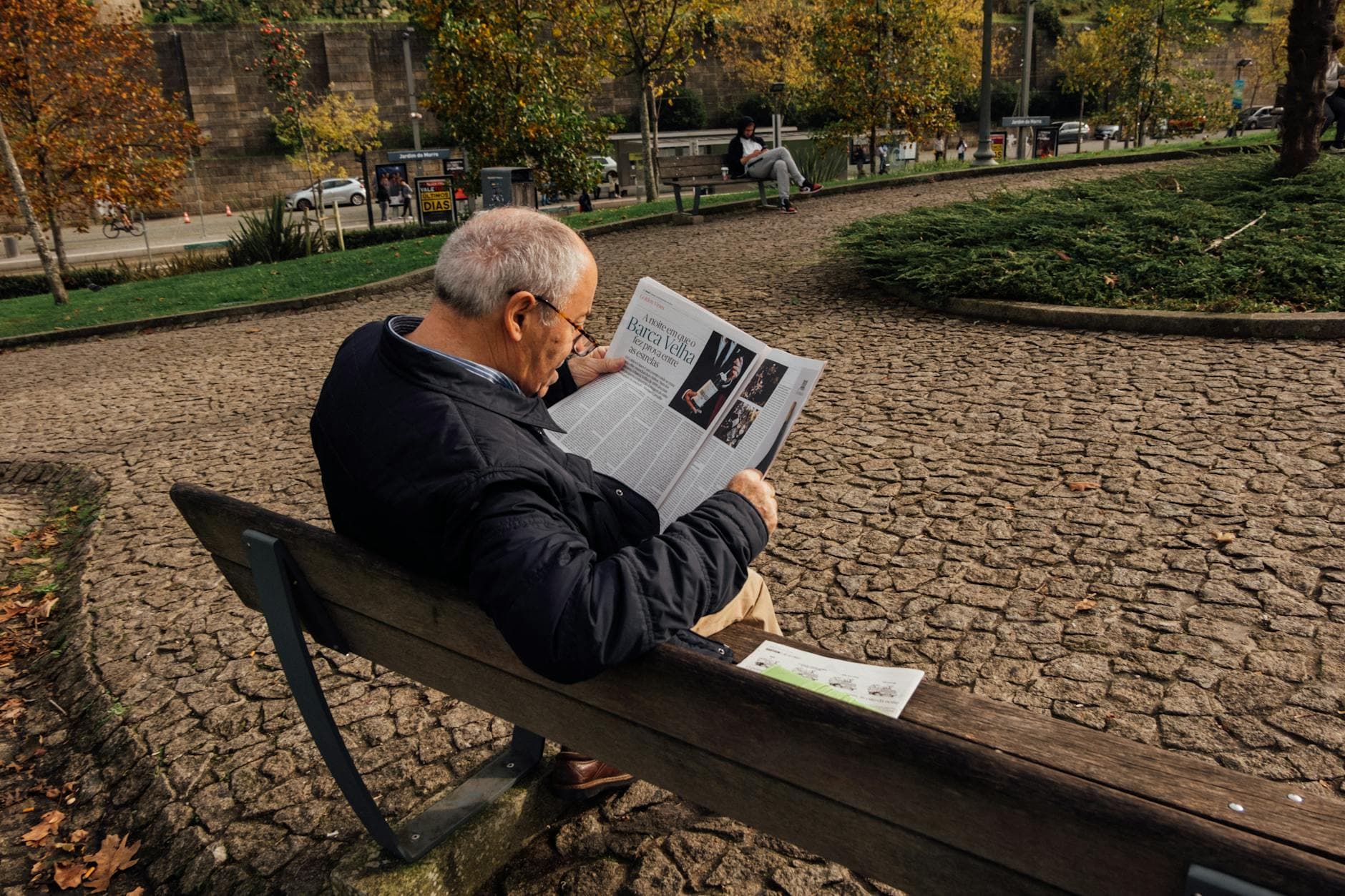 Grand-père de 65 ans souriant et chaleureux