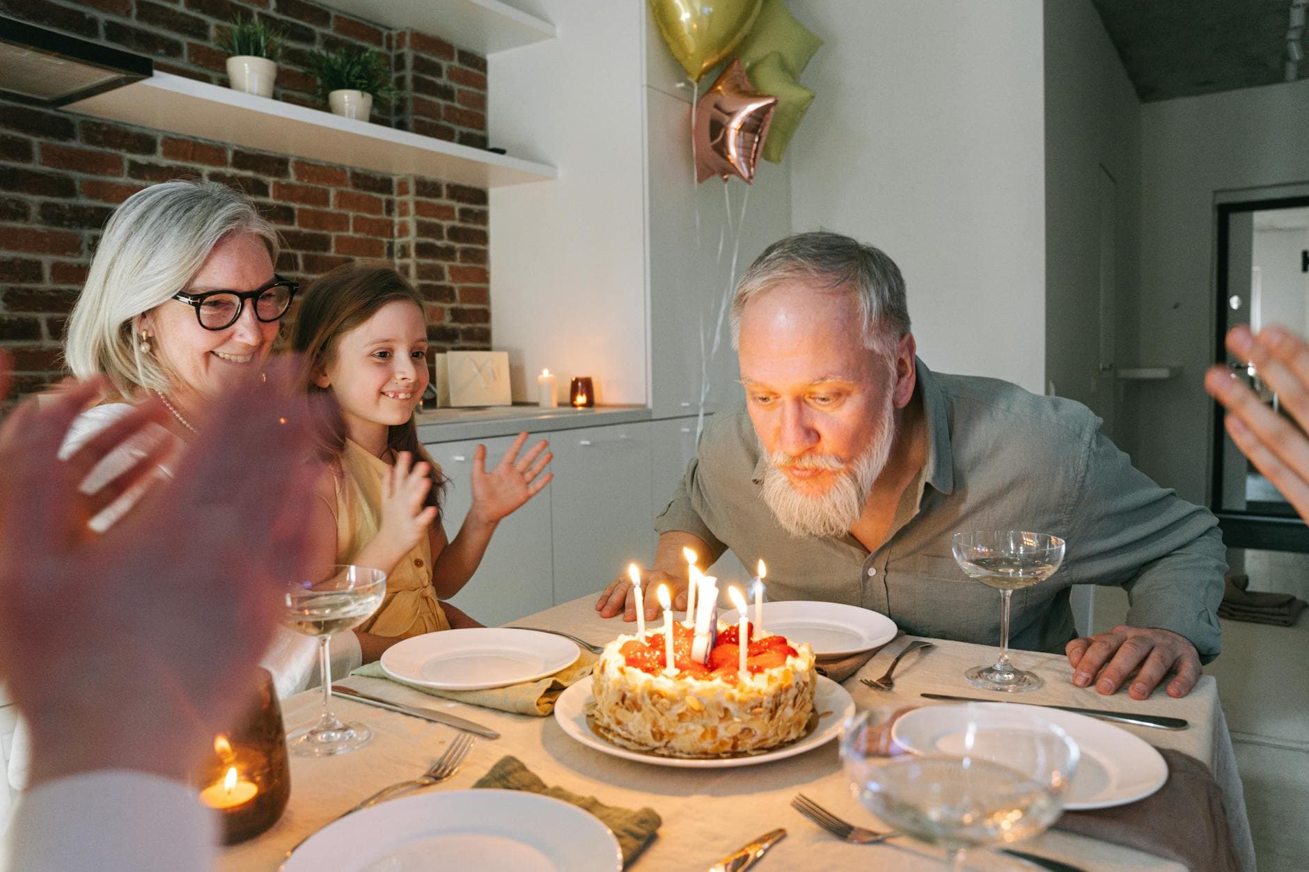 Portrait lumineux d'un grand-père de 66 ans qui rit