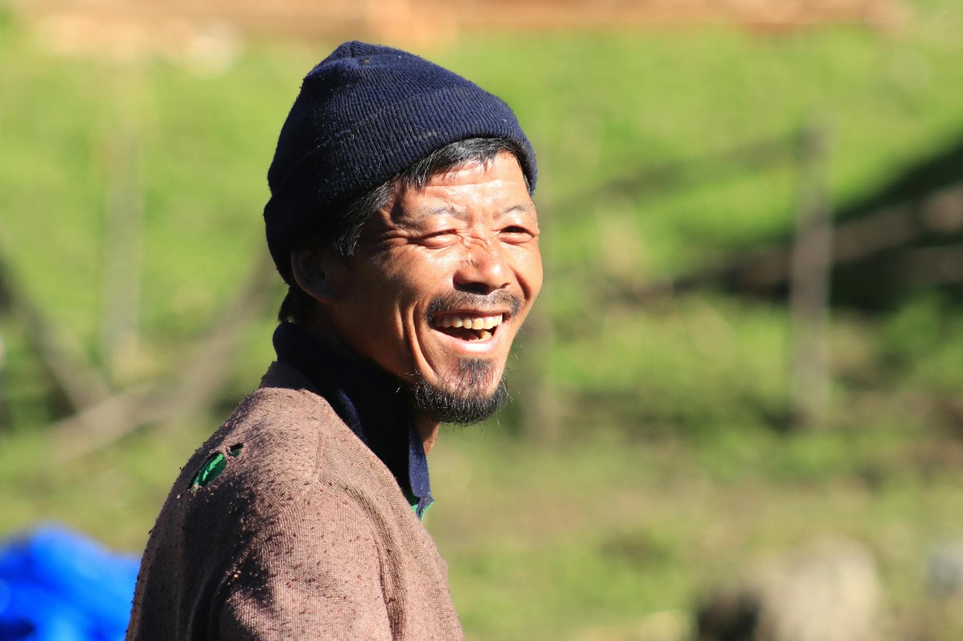 Papi de 67 ans au sourire bienveillant, scène de vie
