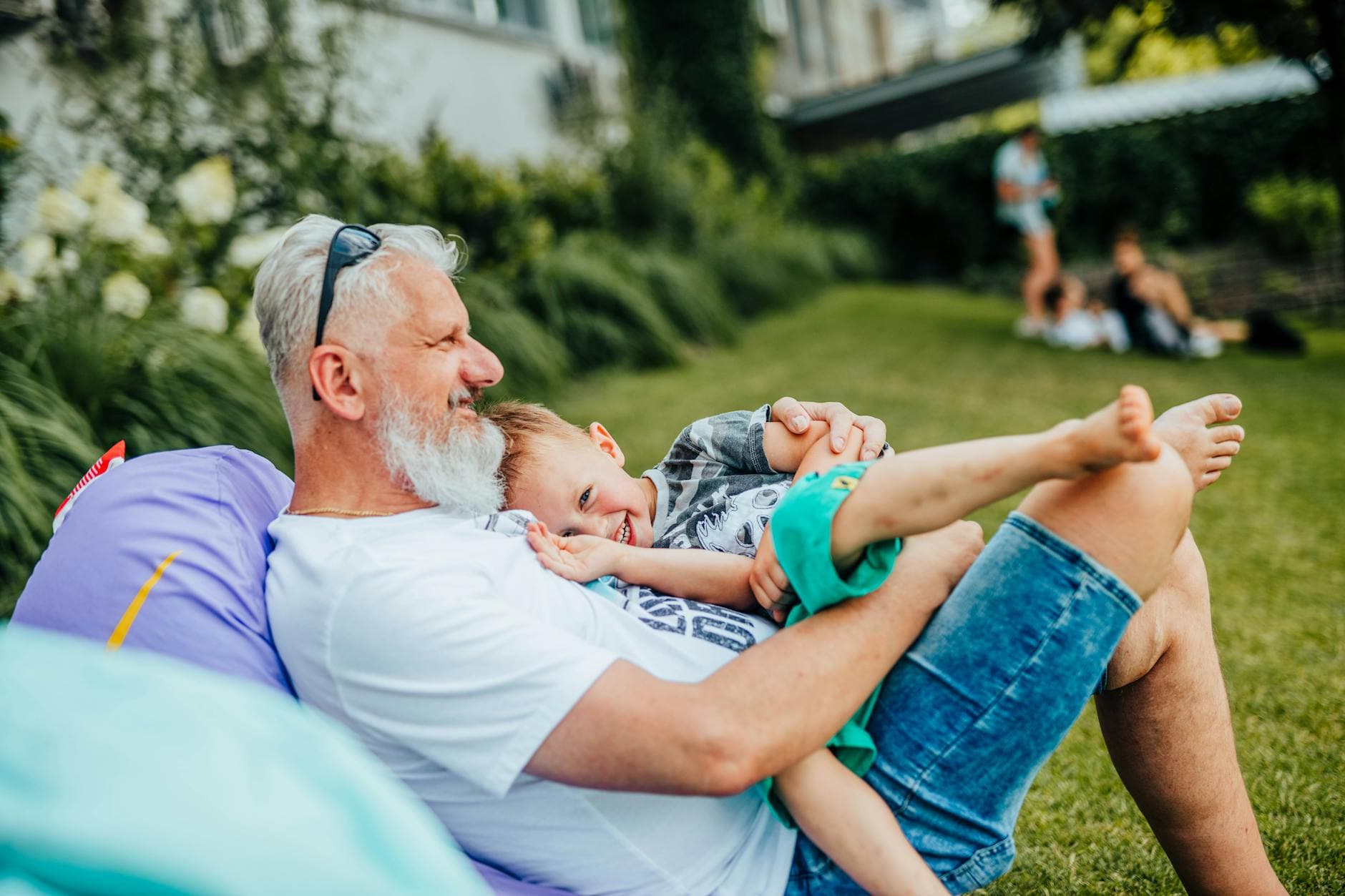 Grand-père de 68 ans joyeux en extérieur