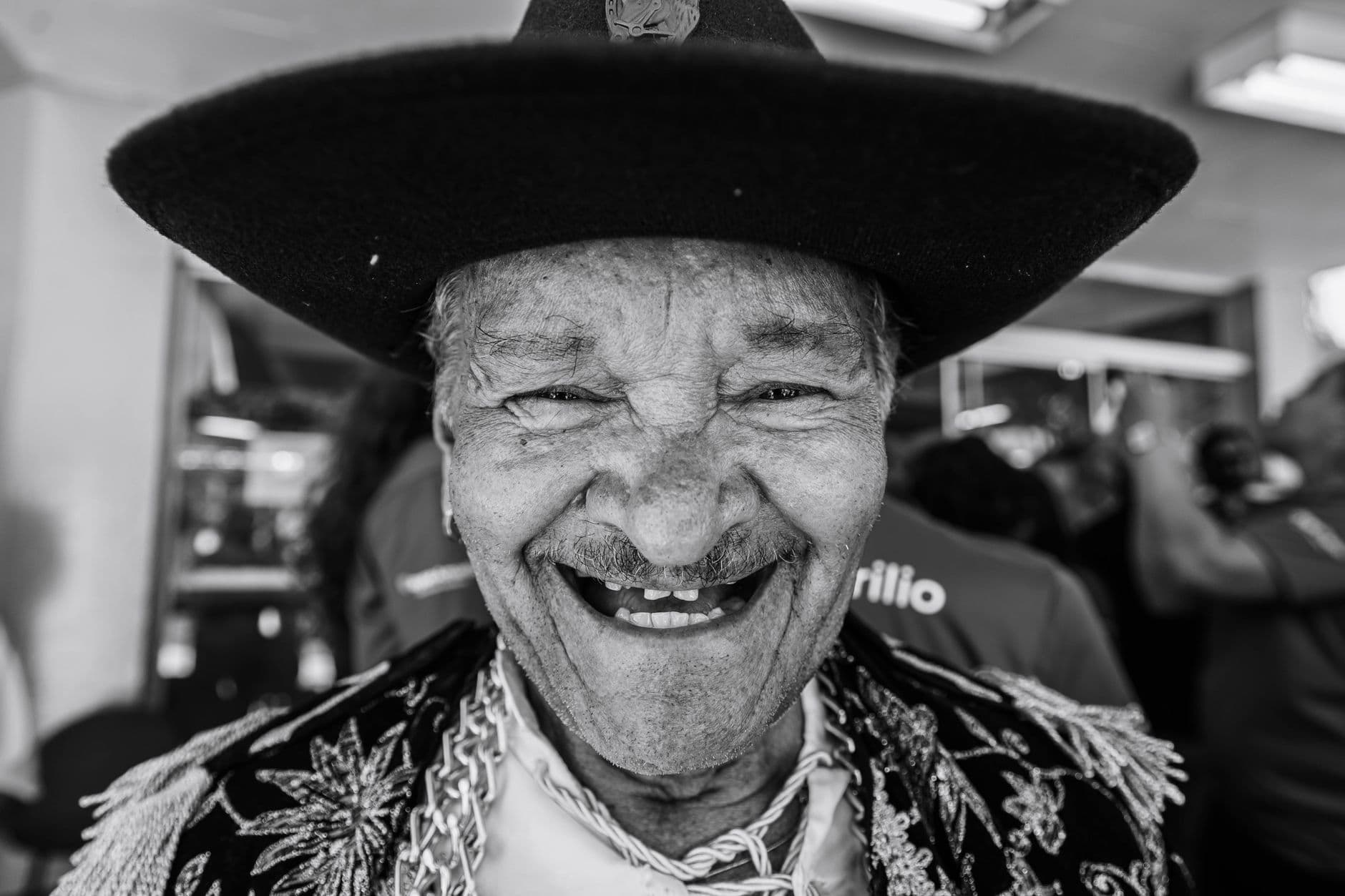 Grand-père de 69 ans souriant et chaleureux