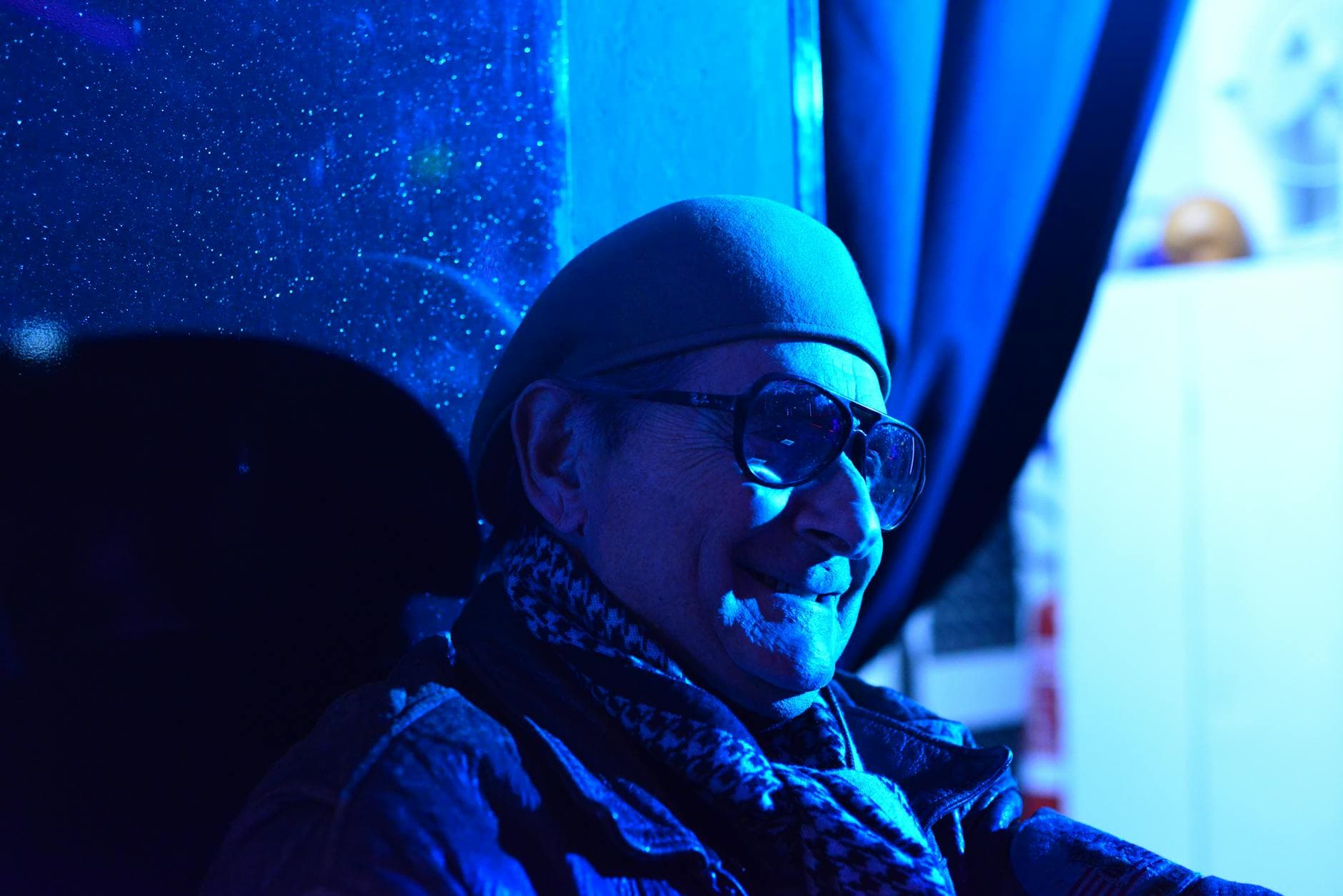 Grand-père de 73 ans joyeux en extérieur