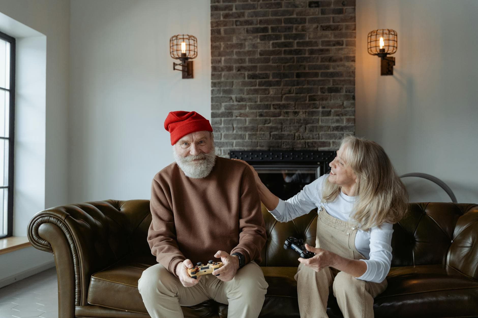 Grand-père de 74 ans souriant et chaleureux