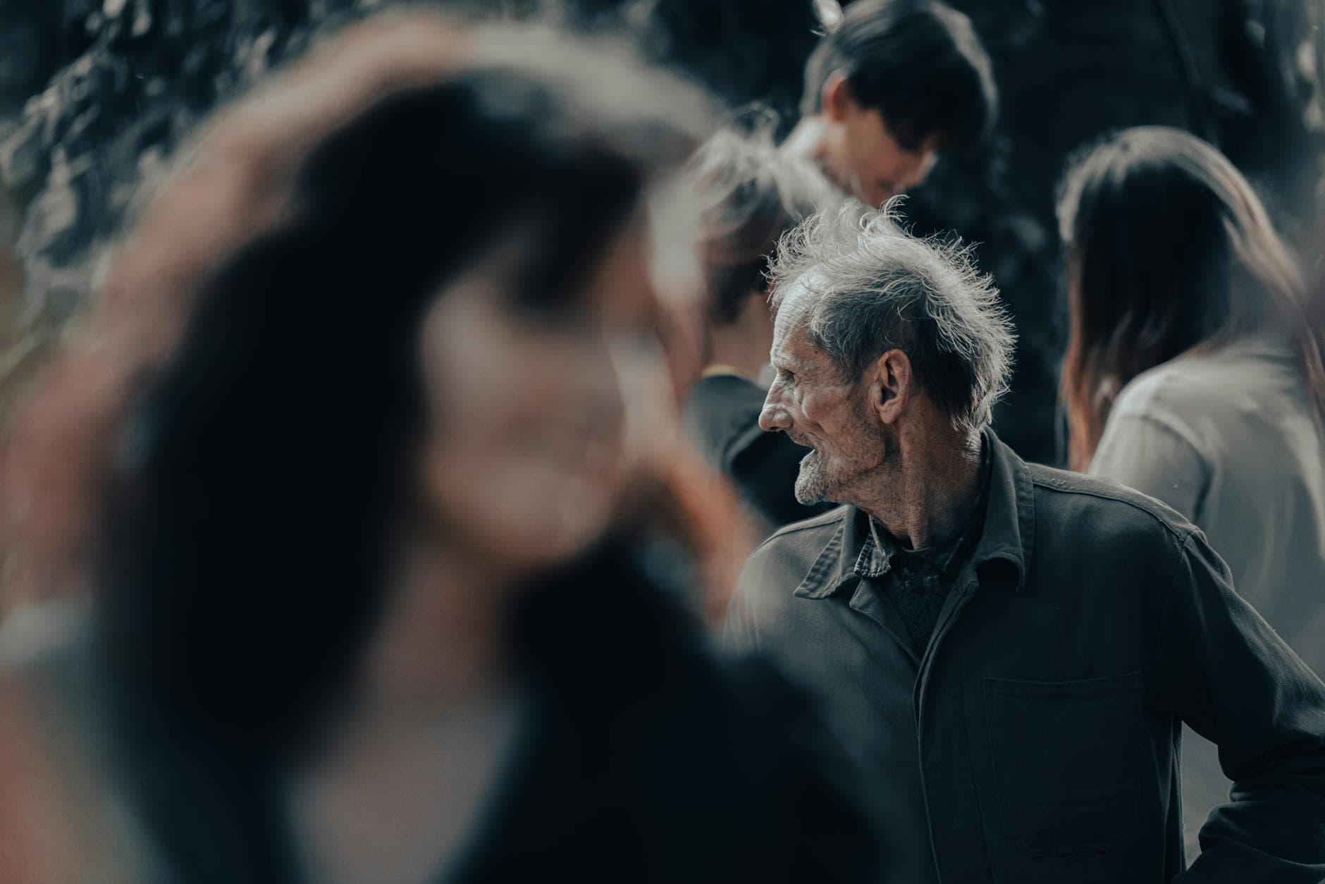 Papi de 78 ans épanoui lors d'un moment en famille