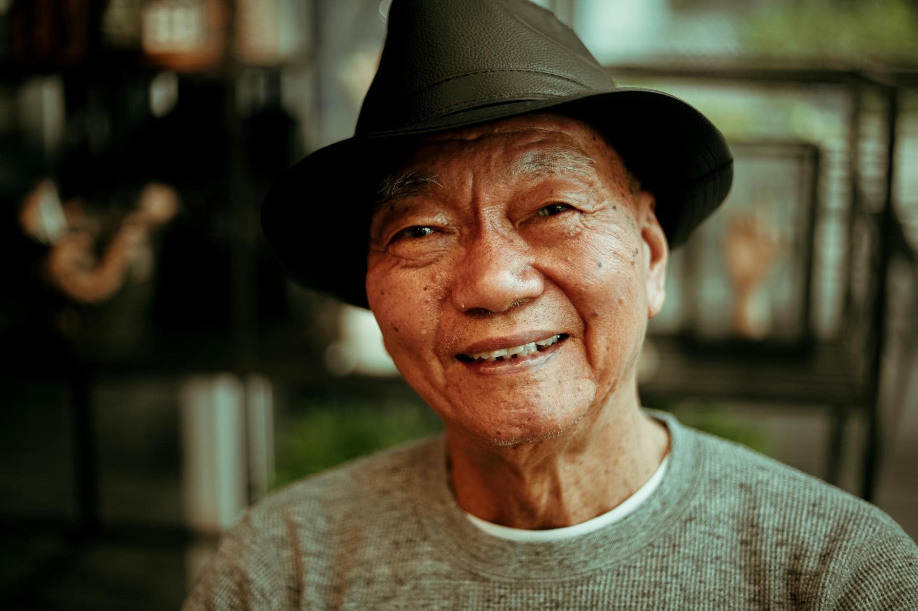 Portrait lumineux d'un grand-père de 80 ans qui rit
