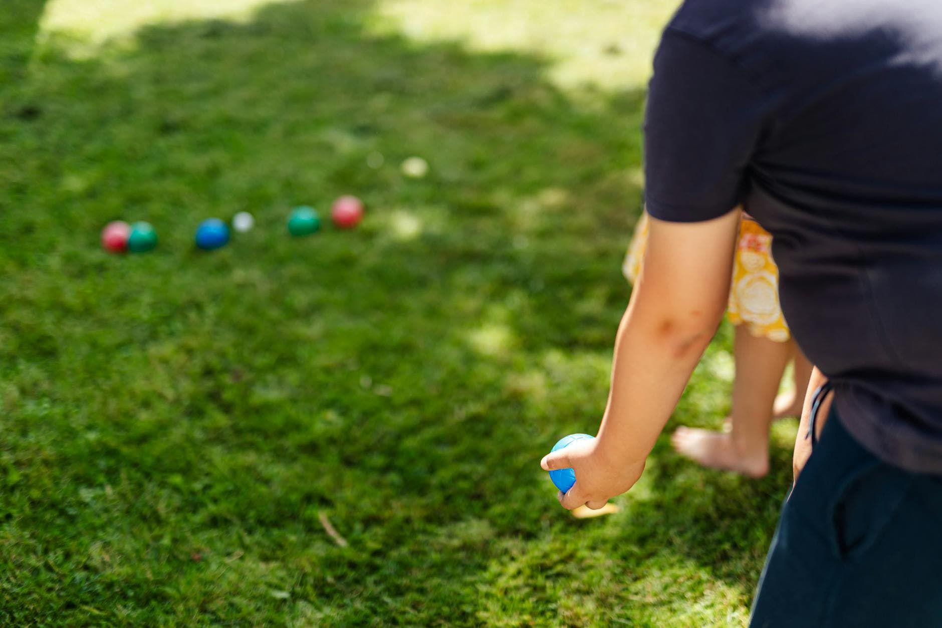 Partie de pétanque, joueur lançant une boule