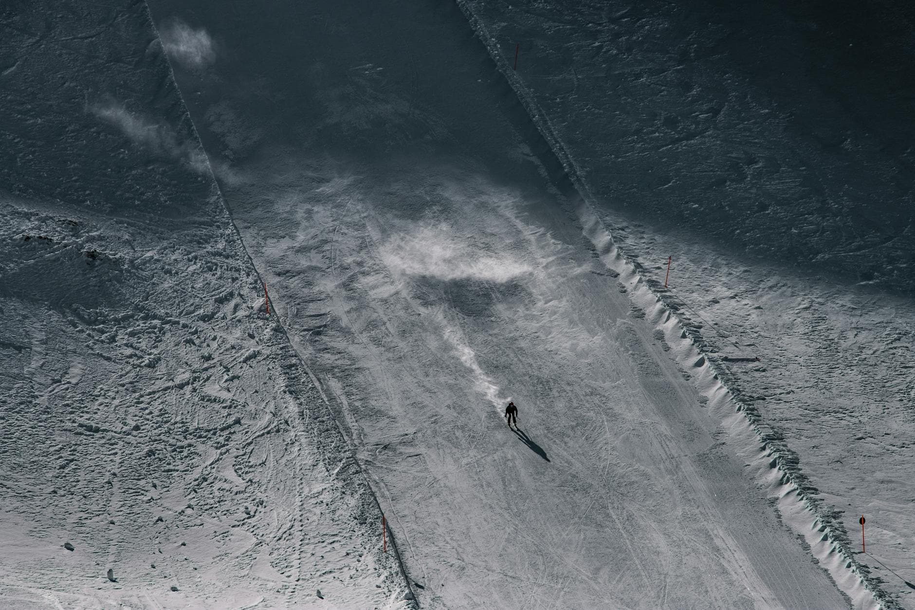 Skieur sur une piste de montagne