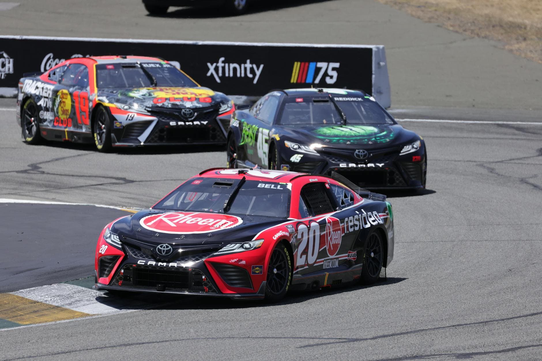 Voiture de course sur circuit