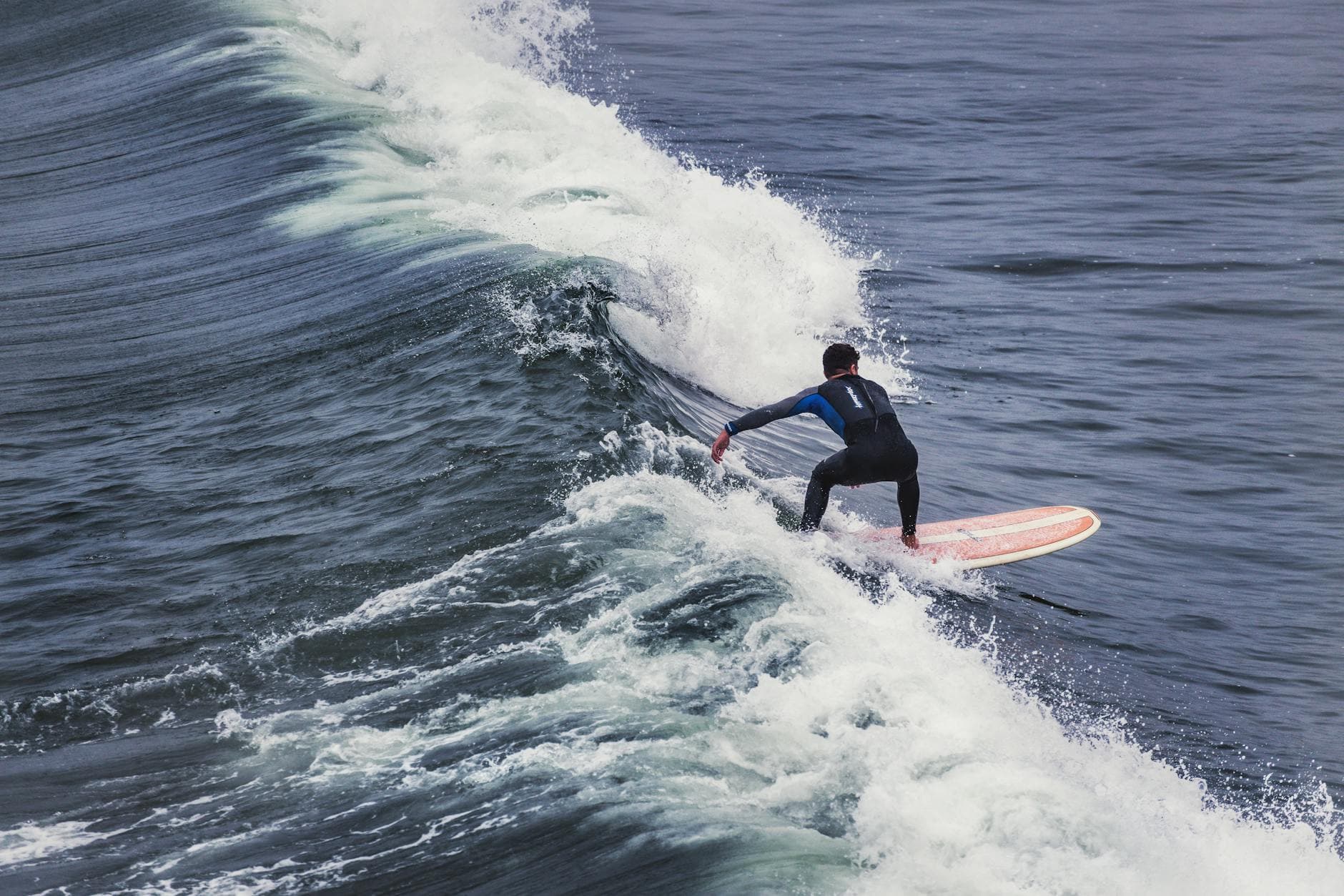 Surfeur sur une vague océan