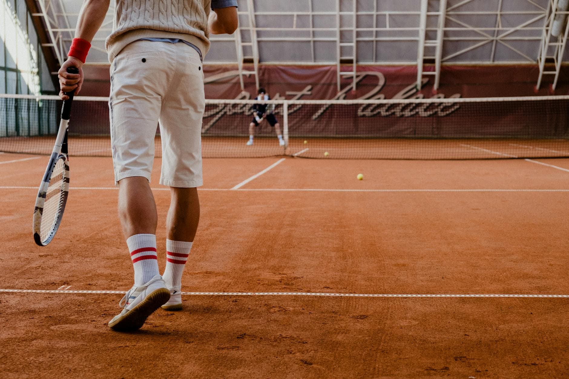 Joueur de tennis au service
